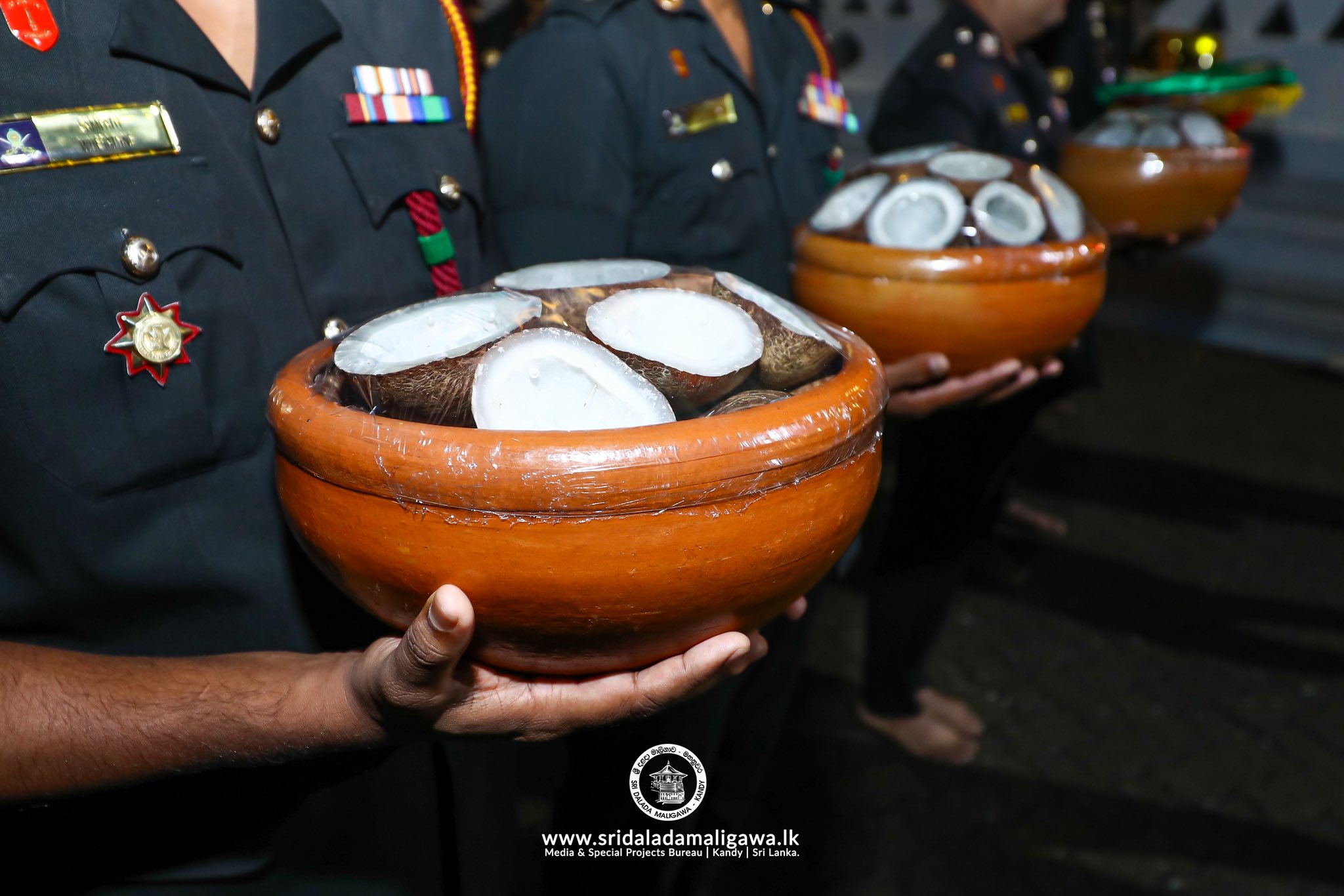 පෙරහර මඟ ආලෝකවත් කරන්නට ශ්‍රී ලංකා යුද්ධ හමුදාවෙන් මෙවරත් කොප්පරා පරිත්‍යාග කරයි.