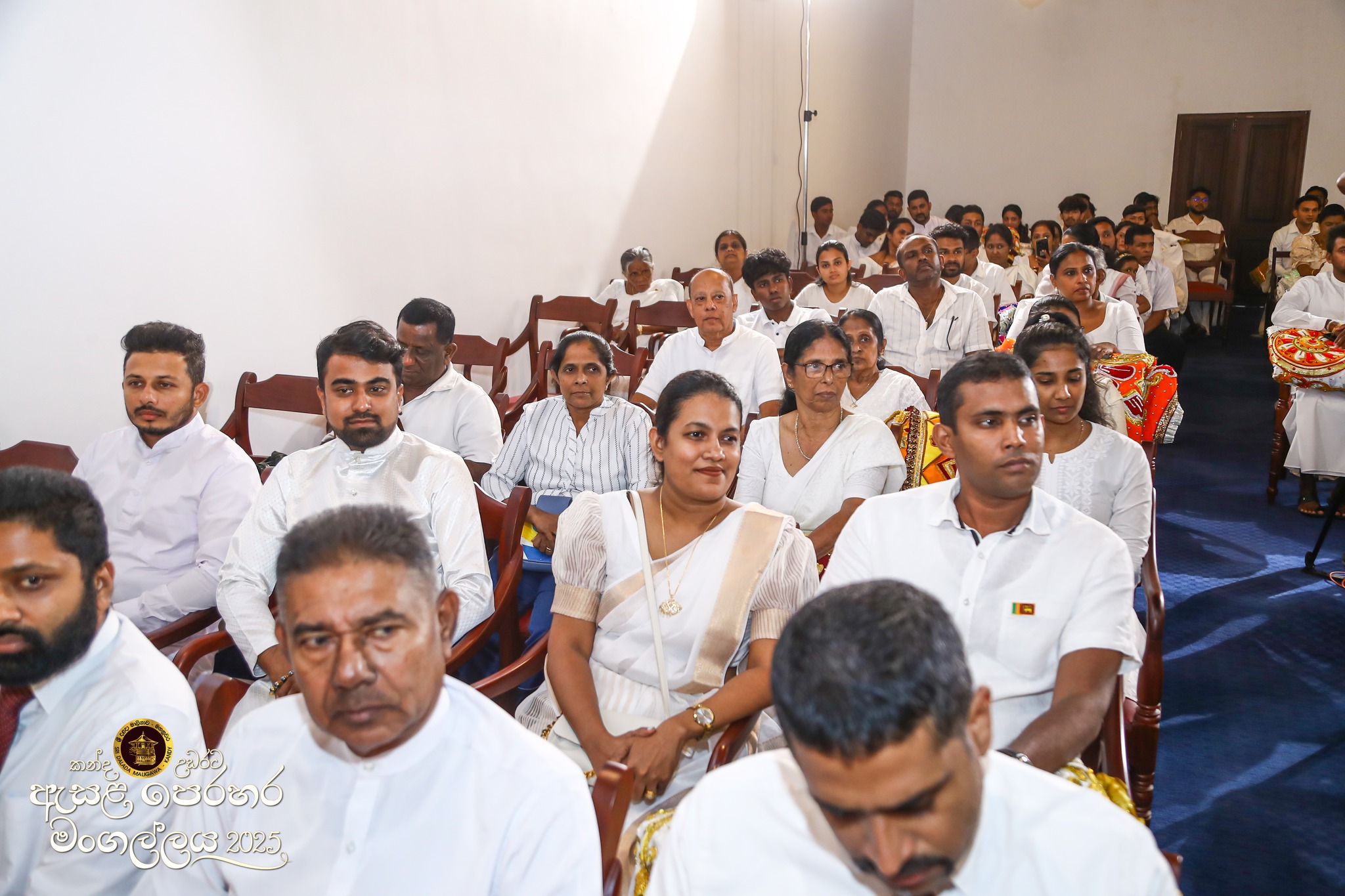 කන්ද උඩරට ඇසළ පෙරහර මහා මංගල්ලයේ හස්ථි වස්ත්‍ර පරිත්‍යාග කිරීම.