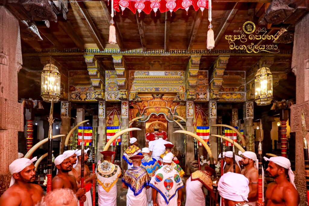 කන්ද උඩරට ඇසළ පෙරහර පළමු රන්දෝලිය පෙරහර