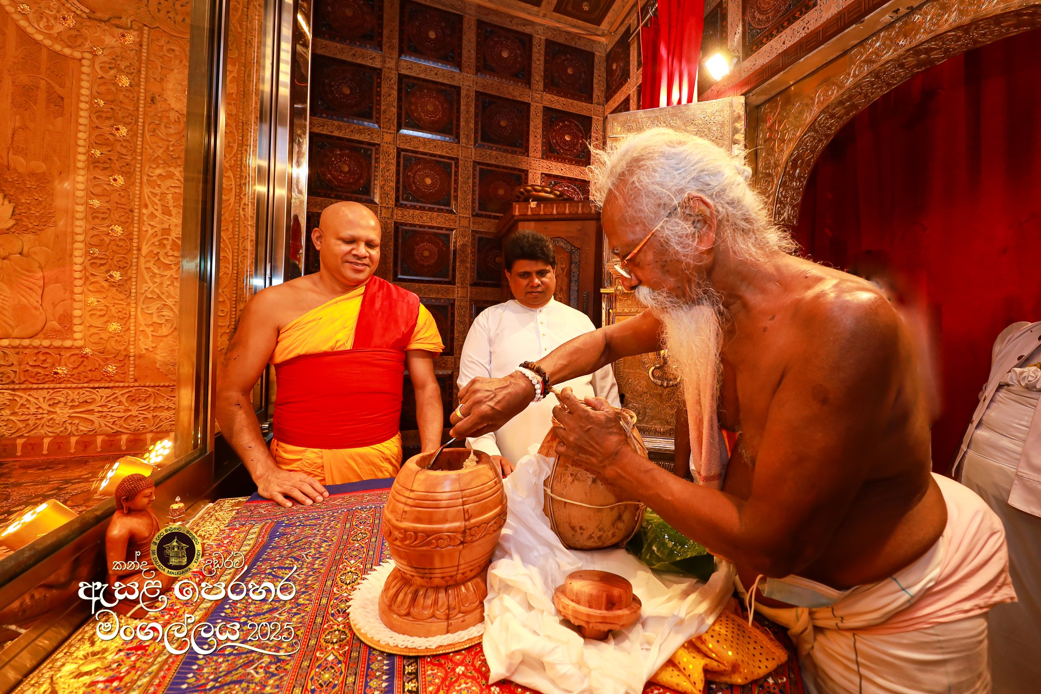 දළදා හාමුදුරුවන් උදෙසා සිදු කරන මී පැණි පූජාව.